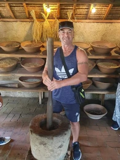 ausee pounding coffee