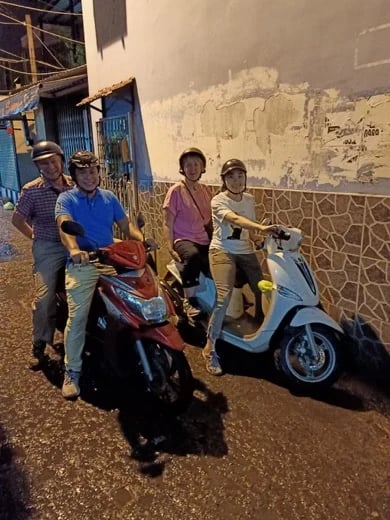 SCOOTER THROUGH SMALL ALLEYS