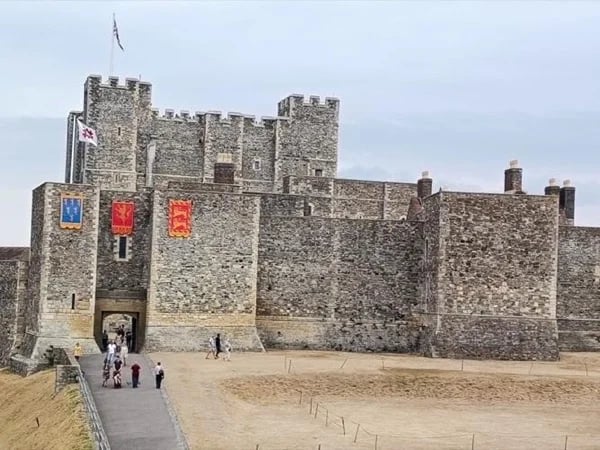 Unmissable Dover (Explore the Unmissable attractions in Dover with your local guide)
