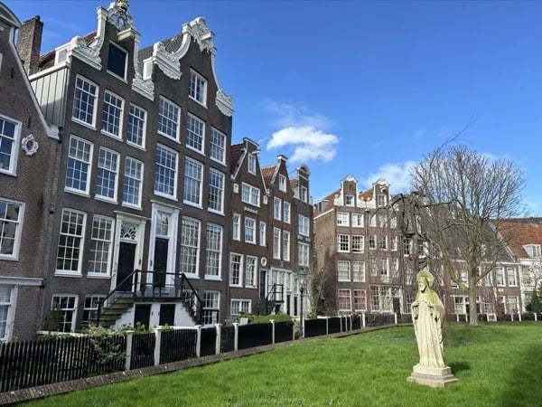 One day trip in Amsterdam: walking tour with culture, food and a boattrip