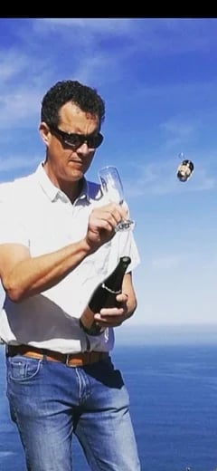 Doing the Sabrage using a Champagne Glass