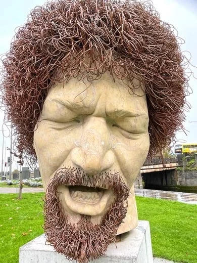 A wonderful statue of the singer Luke Kelly from the famous 'Dubliners' ballad group