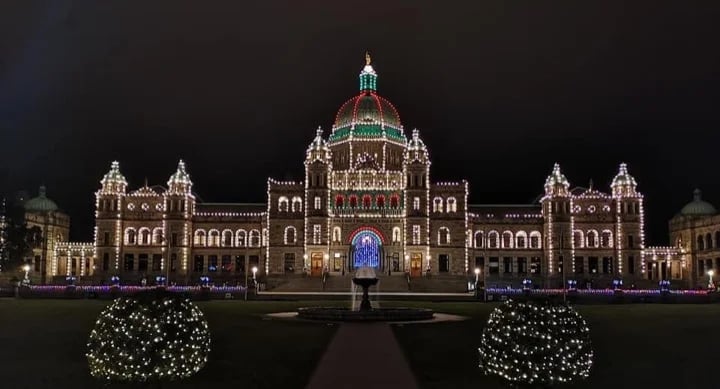 3,300 lights were first installed in 1897 in honour of Queen Victoria's Diamond Jubilee. Every night since 1965 they are programmed to turn on from sunset to 1:00 am, and will illuminate the early hours from 6:00 am to 8:00 am (or sunrise)