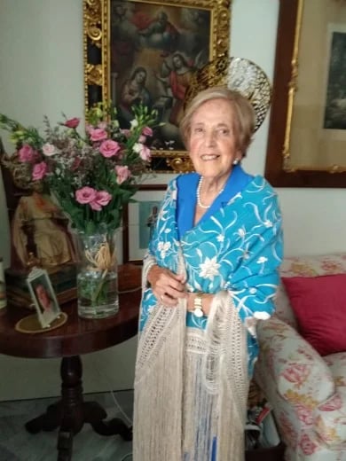 MY MUM READY FOR SEVILLE'S FAIR.