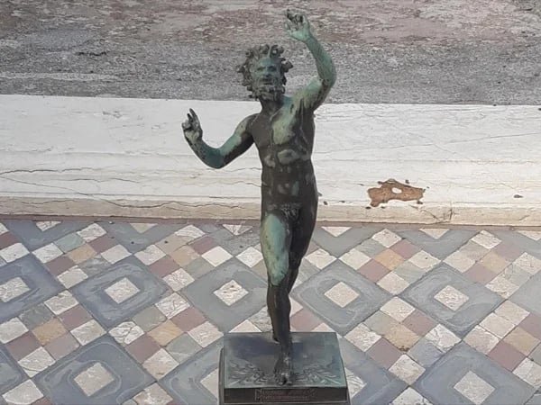 Transfer from Naples to Sorrento with stop in Pompeii