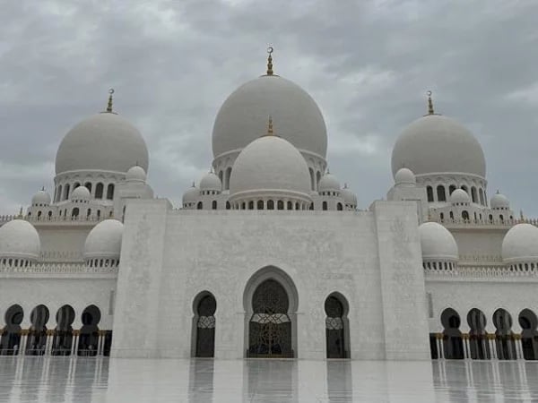 Abu Dhabi: Mosques, Palaces & Wonder