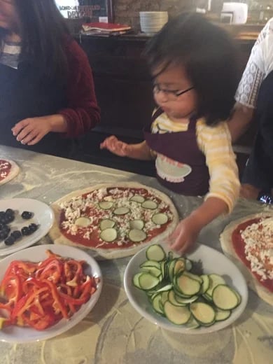 Children making pizza