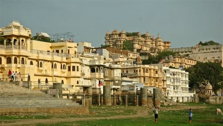 empty lake pichola