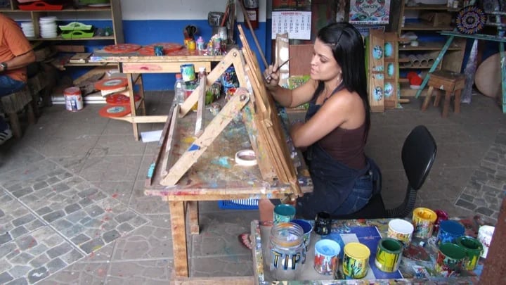 She loves painting! costa rican handicraft and Art!