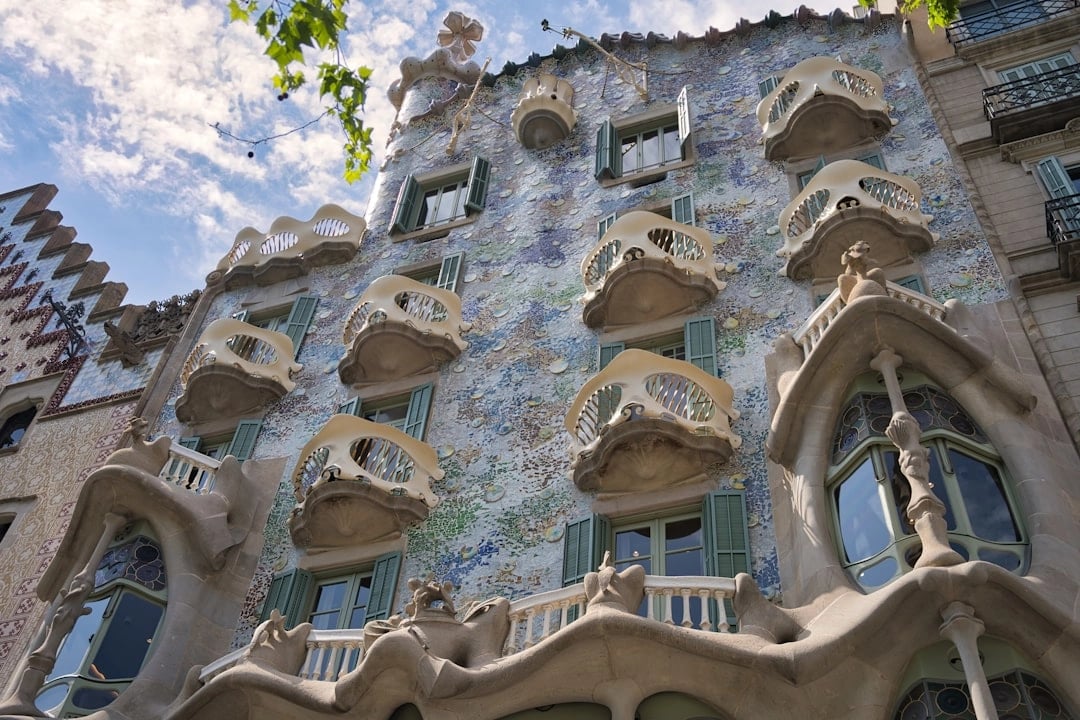 Complete Barcelona: Full-Day Walking Tour Through the Neighbourhoods
