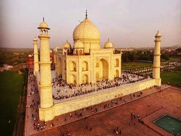 Enjoy a Trip to the Taj Mahal on Express Train from Delhi