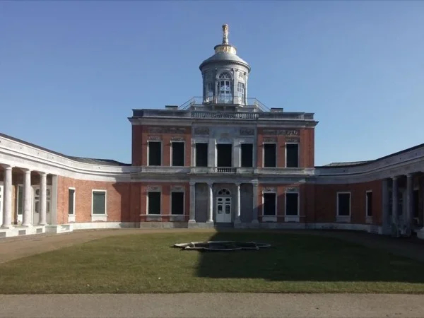 Private Tour: Potsdam without a coach.Historic city center and the landscape Garden of the -Potsdam Conference- Palace