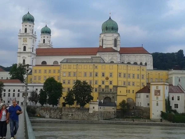 Salzburg Passau Transfer with Sightseeing with a licensed Austrian guide
