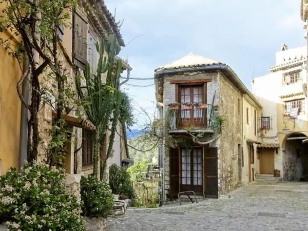 The famous perched villages - Private tour