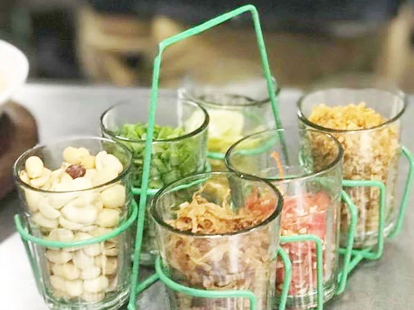 Mumbai gastronomic half day Food Tour and en route showcase the iconic spots