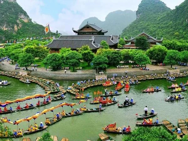 Mua Dancing Caves and Trang An adventure with biking tour from Hanoi