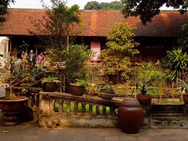 Duong Lam Ancient Village and Biking Tour from Hanoi