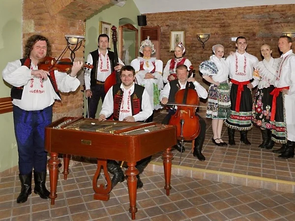 A short tour in Prague center followed by folklore show with dinner