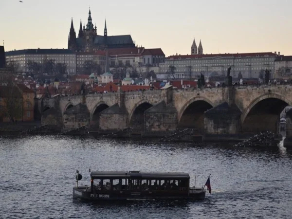 Short Walking Tour of Prague center with a Boat Ride