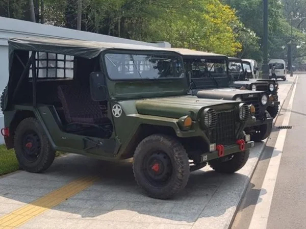 Sunrise Angkor wat tour by Military Jeep