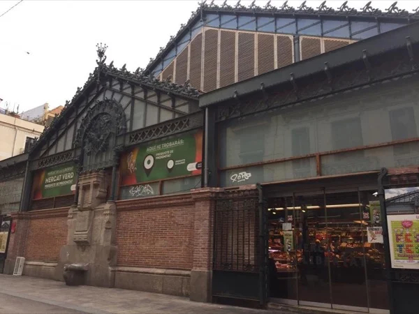 Tapas and more, enjoy it in a real traditional market