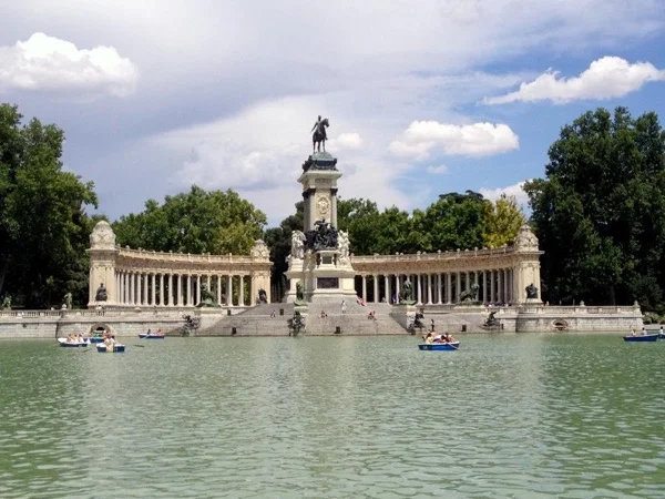 Madrid Express Walking Tour: Retiro Park and Royal History