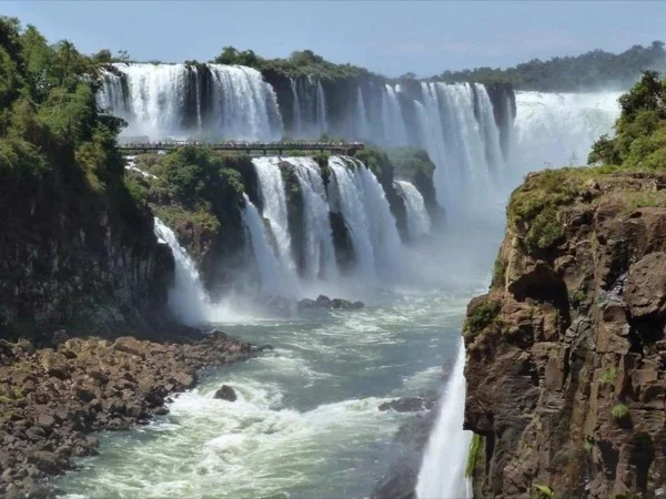 Discover the spectacular Iguazu falls from both sides.