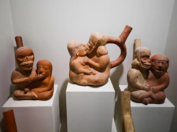 Beautiful Lima, Miraflores and Barranco + Larco Museum + Huallamarca Pyramid (for 4 travelers)