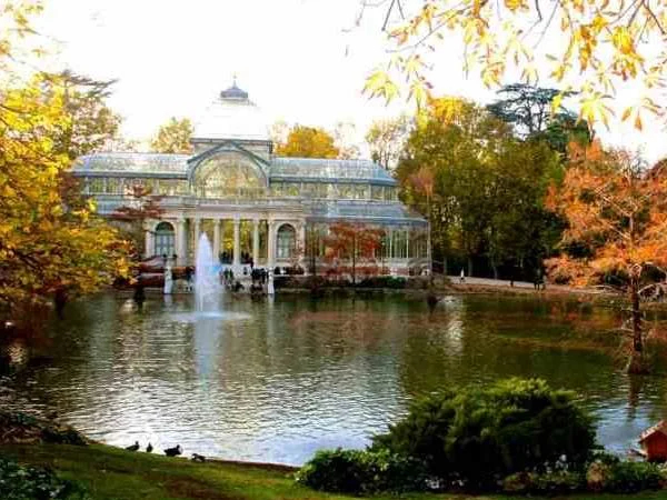 The four seasons at Retiro Park with the eyes of a Madrileño private guide