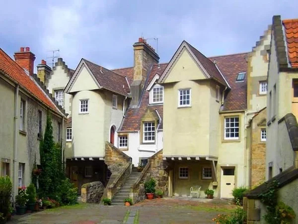 A Leisurely Stroll in Edinburgh's Old Town