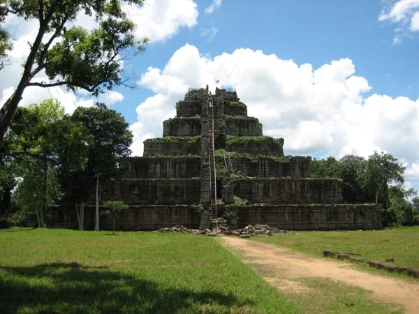 A Private Tour to Koh Ker & Preh Vihear Temples