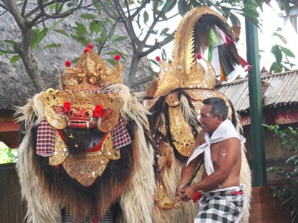 Bali Classic Tour: Barong Dance, Artist Family & Ancient Temple