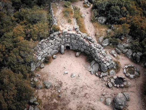 Visit to the Giant's Grave, the nuragic tomb
