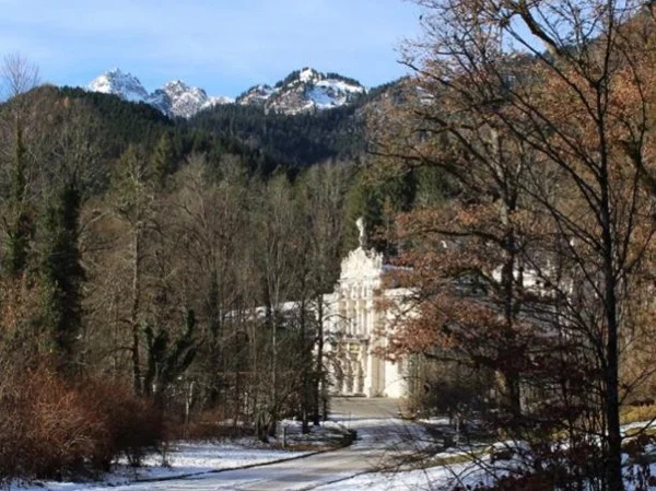 Royal Castle Linderhof and Oberammergau City Tour - Day trip from Munich