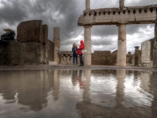 Enjoy Pompeii in a Walking Tour