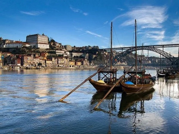 Panoramic transfer tour: Lisbon to Porto