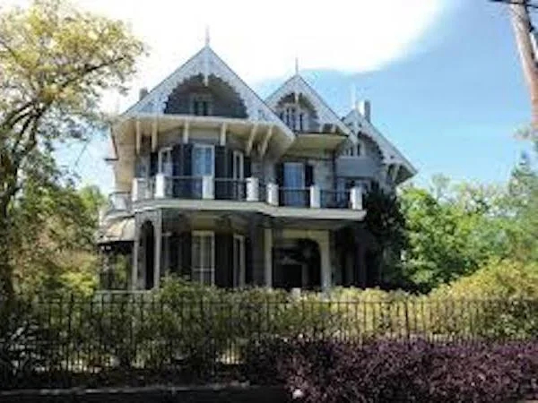  Private Garden District Sightseeing Walking Tour