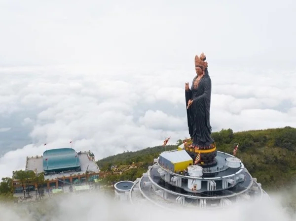 Black Lady Mountain, Cao Đài Temples & Củ Chi Tunnels Tour