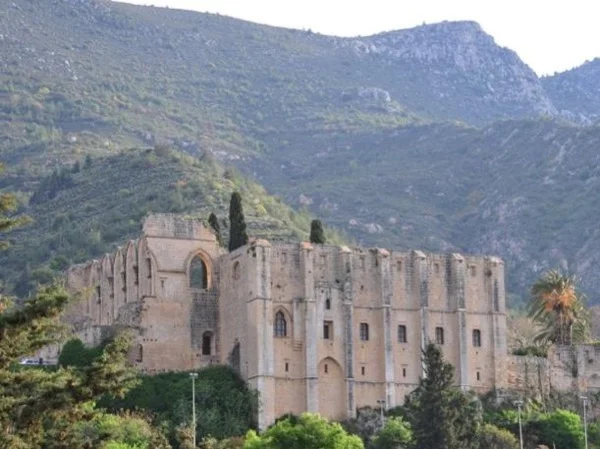 Discover Keryneia in a full-day tour from Nicosia