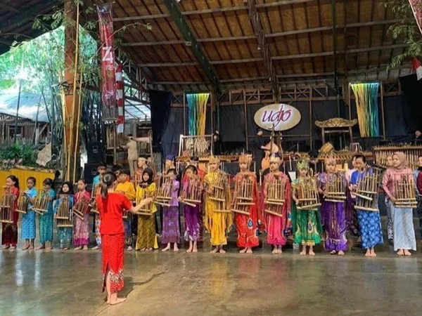 Angklung Udjo Performes