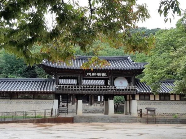 Suwon Hwaseong Fortress and Korean Folk Village Full Day Tour from Seoul