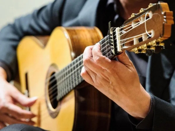 Outdoor walking Flamenco tour in Granada
