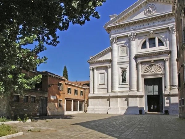 Far From the Crowd! Walking Tour in the Hidden Venice