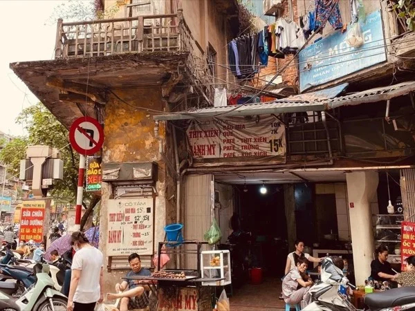 Hanoi city tour - street food tour & train street for one day