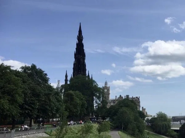 Edinburgh Half Day Literary Tour for Booklovers by a Booklover