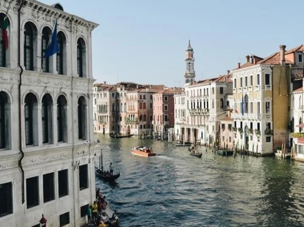 Gliding on the Grand Canal