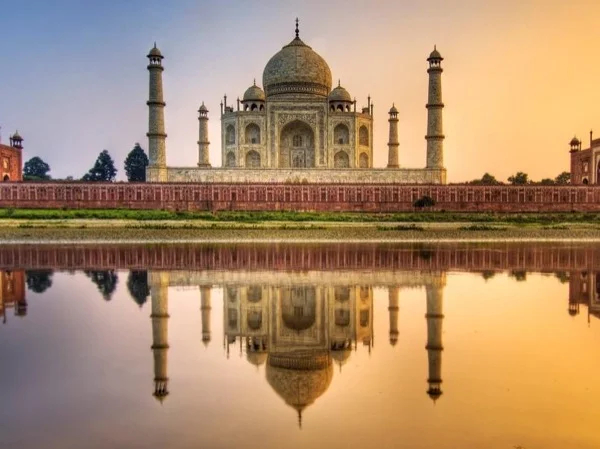 Taj Mahal Tour by Gatimaan Train/Rail All Inclusive