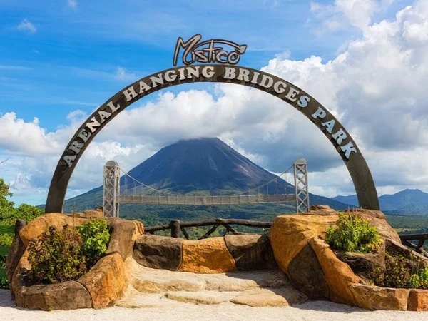 Hanging Bridges hike and La Fortuna Waterfall Tour