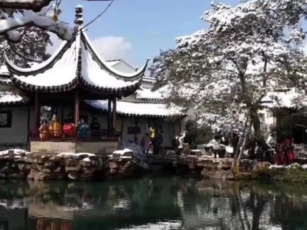 Half Day Trip with Garden, Temple, food market and rickshaw