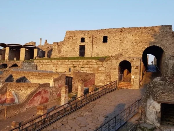 Two-hour guided tour of Pompeii at sunset